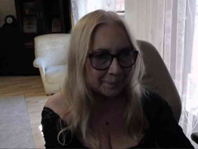 BlondeSofia webcam