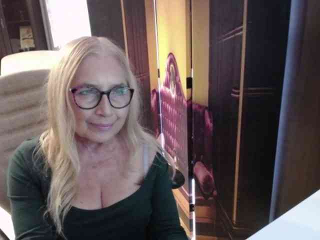 BlondeSofia webcam