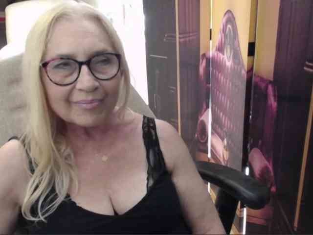 BlondeSofia webcam