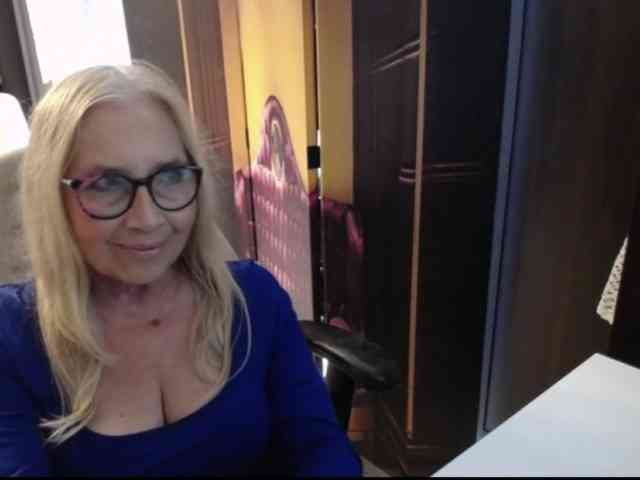 BlondeSofia webcam