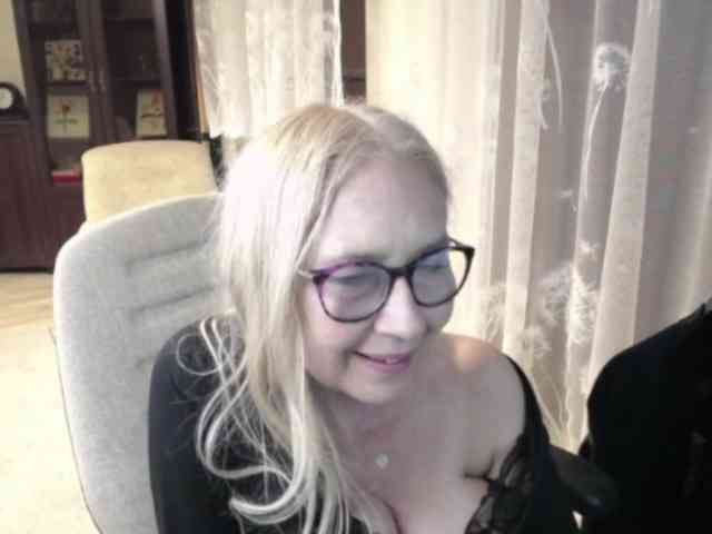 BlondeSofia webcam