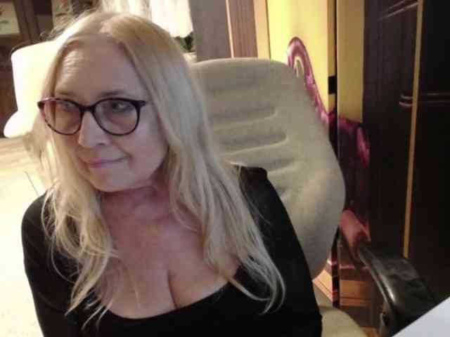 BlondeSofia webcam