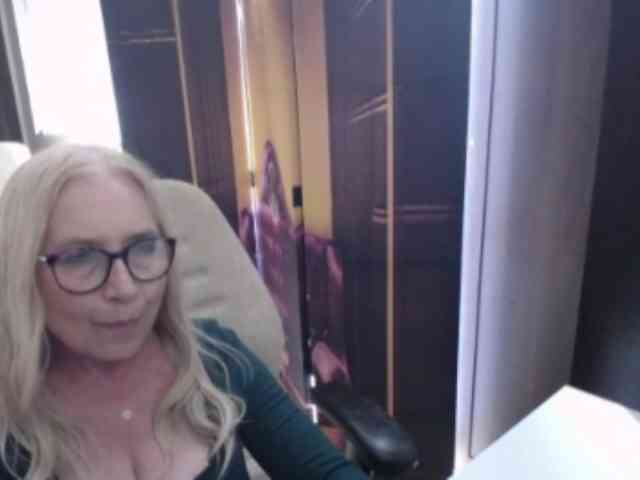 BlondeSofia webcam