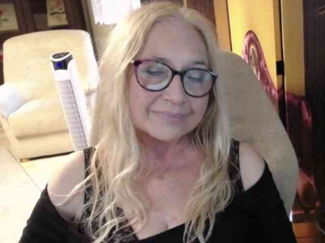 BlondeSofia webcam