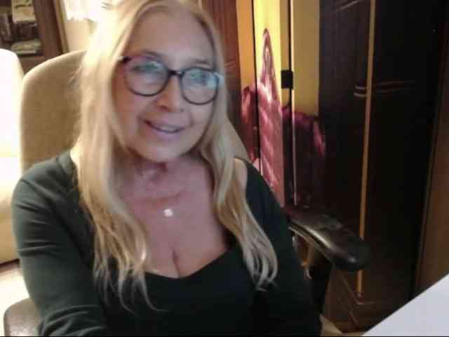 BlondeSofia webcam