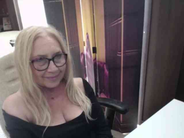 BlondeSofia webcam