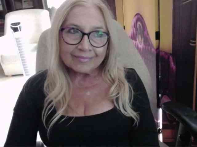 BlondeSofia webcam