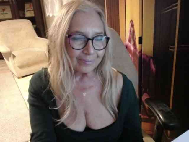 BlondeSofia webcam