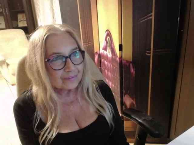 BlondeSofia webcam