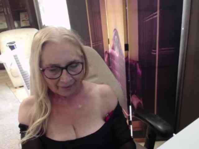 BlondeSofia webcam