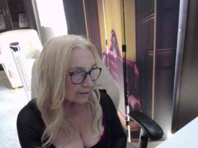 BlondeSofia webcam