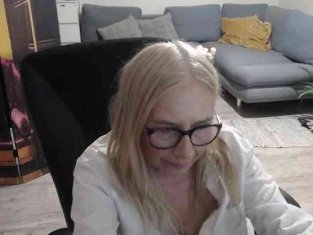 BlondeSofia webcam