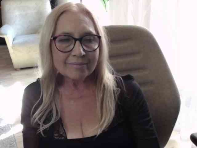 BlondeSofia webcam