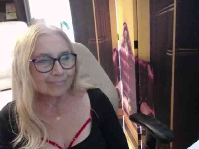 BlondeSofia webcam