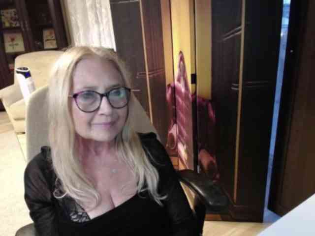 BlondeSofia webcam