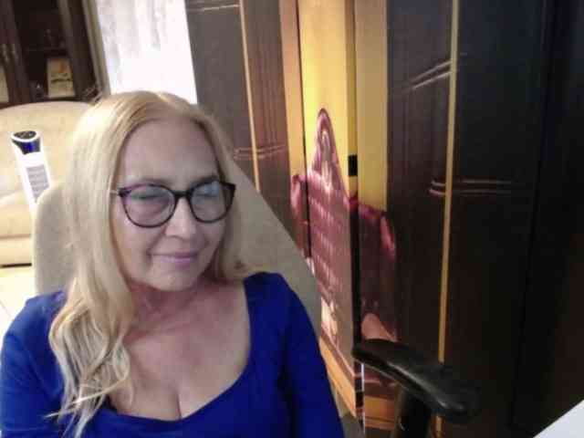 BlondeSofia webcam