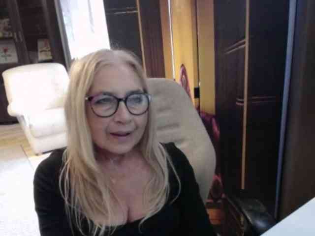 BlondeSofia webcam