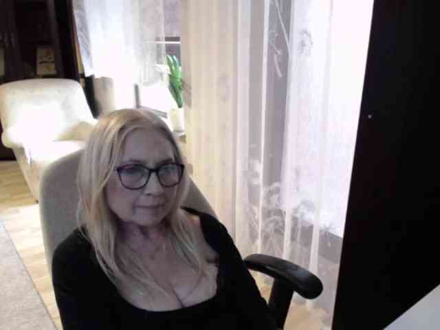 BlondeSofia webcam