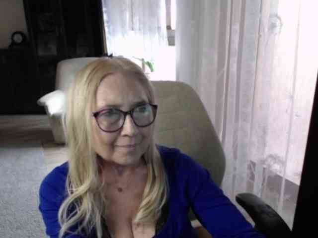 BlondeSofia webcam