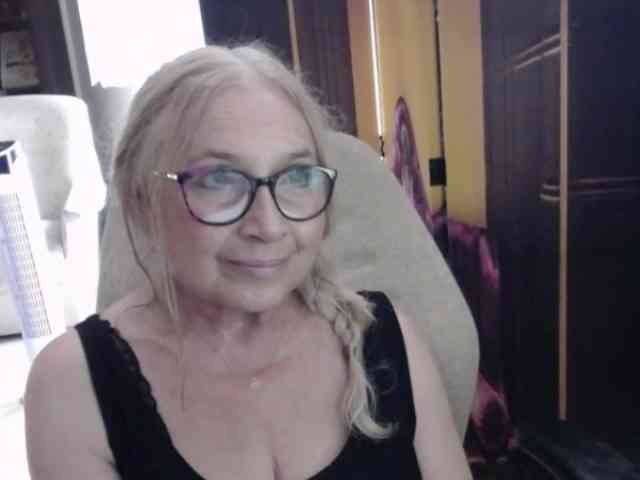 BlondeSofia webcam
