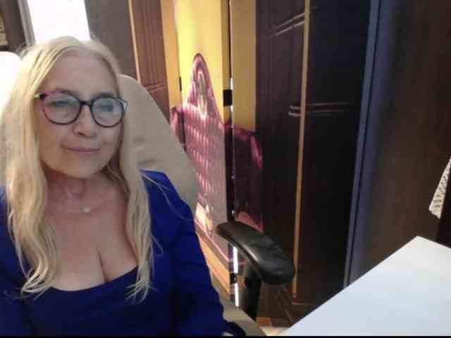 BlondeSofia webcam