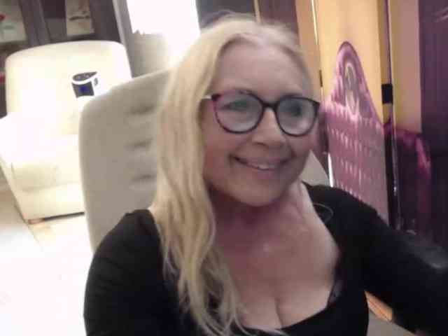 BlondeSofia webcam
