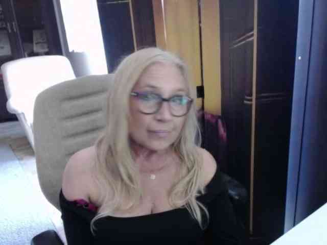 BlondeSofia webcam