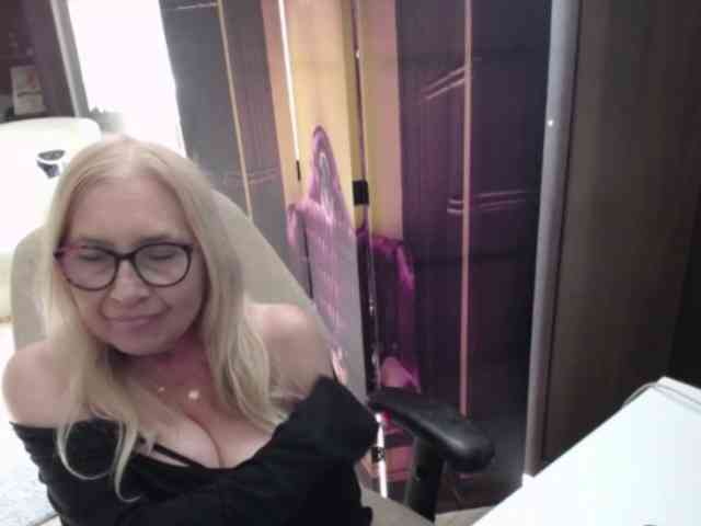 BlondeSofia webcam