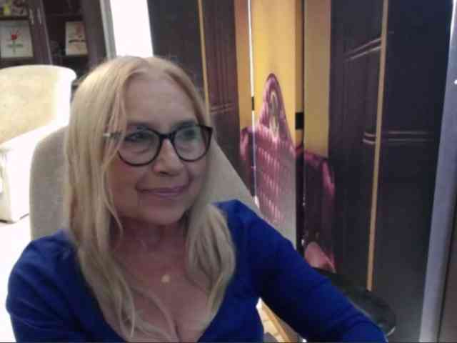 BlondeSofia webcam