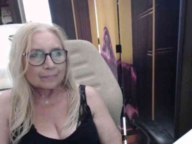 BlondeSofia webcam