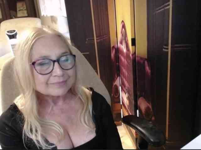 BlondeSofia webcam