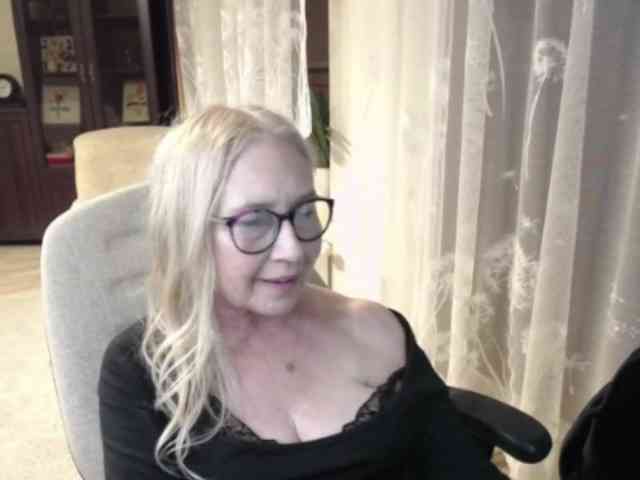 BlondeSofia webcam