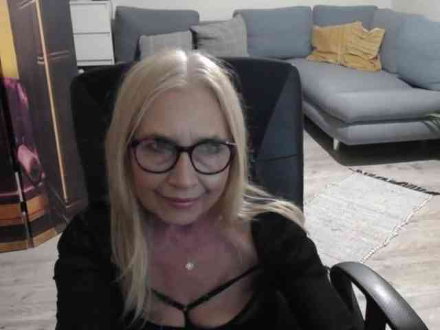 BlondeSofia webcam