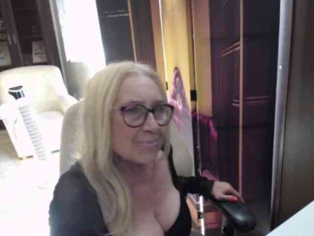 BlondeSofia webcam