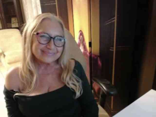 BlondeSofia webcam