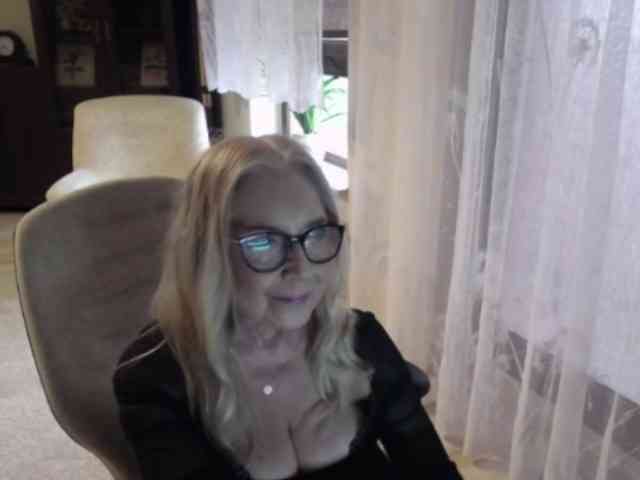 BlondeSofia webcam