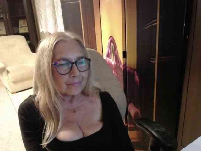 BlondeSofia webcam