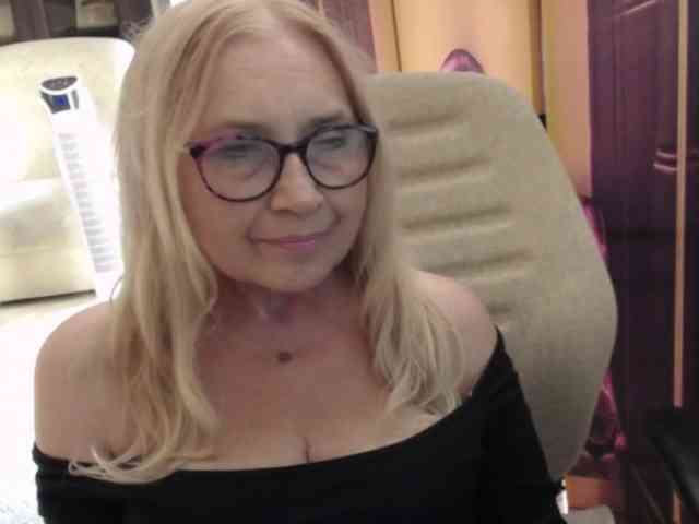 BlondeSofia webcam