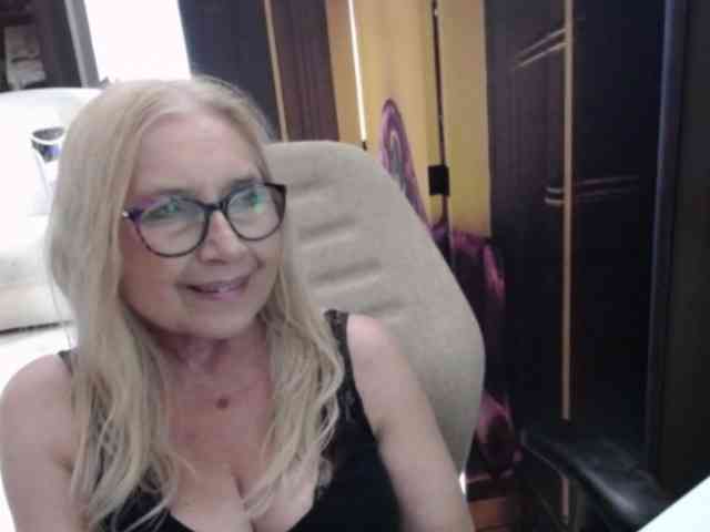 BlondeSofia webcam