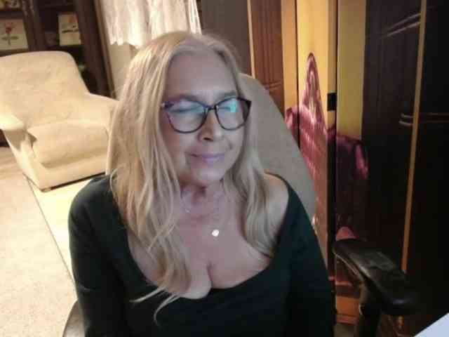 BlondeSofia webcam