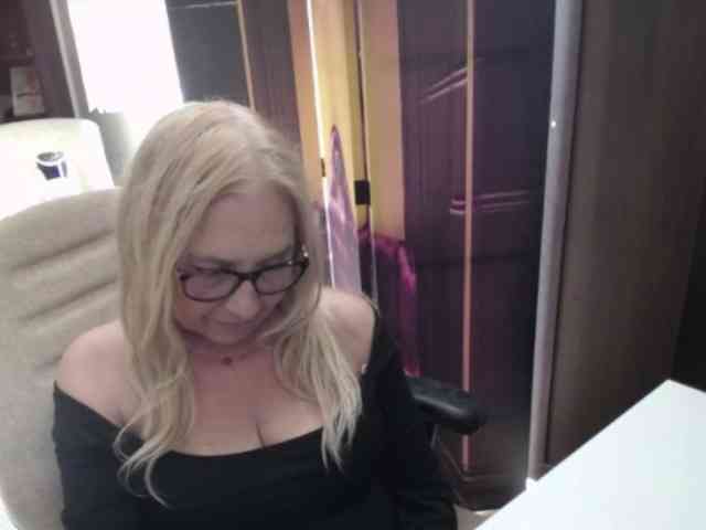 BlondeSofia webcam