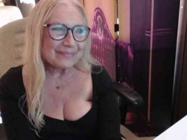 BlondeSofia webcam