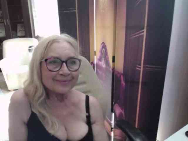 BlondeSofia webcam