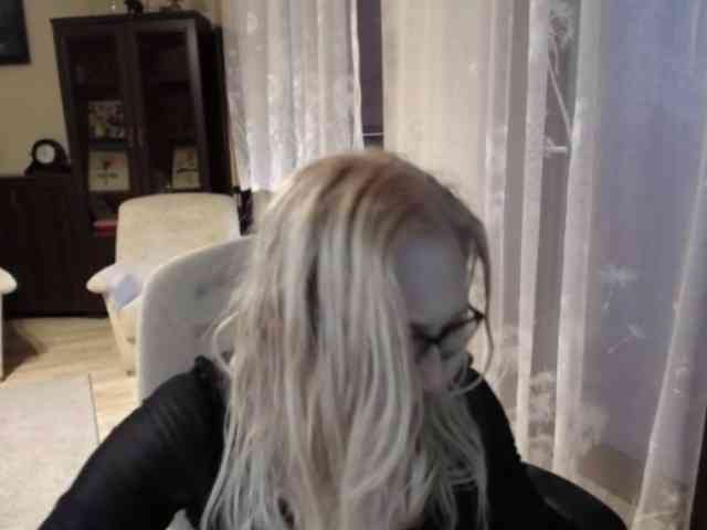 BlondeSofia webcam