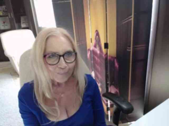 BlondeSofia webcam