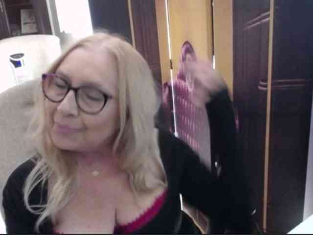BlondeSofia webcam