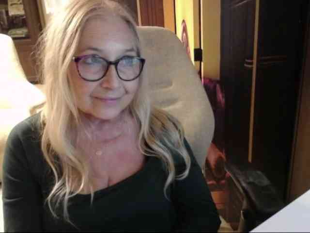BlondeSofia webcam