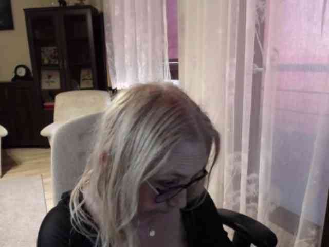 BlondeSofia webcam