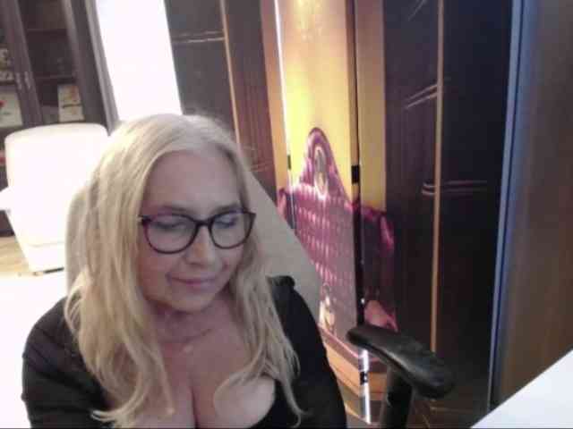 BlondeSofia webcam