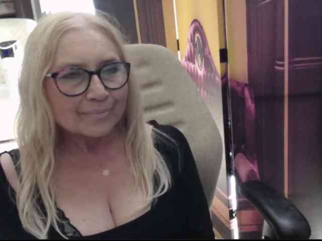 BlondeSofia webcam